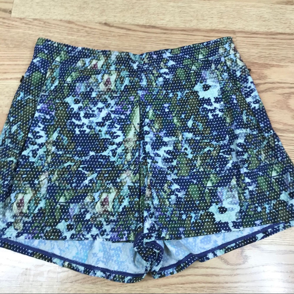 Lululemon Pleated Shorts Sz 8 Blue Floral Dots
